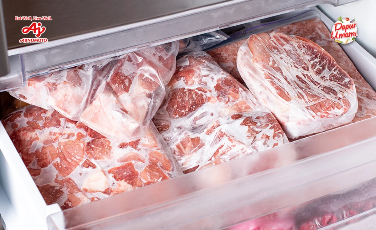 Vacuum sealer atau plastik tebal kedap udara melindungi daging dari freezer burn