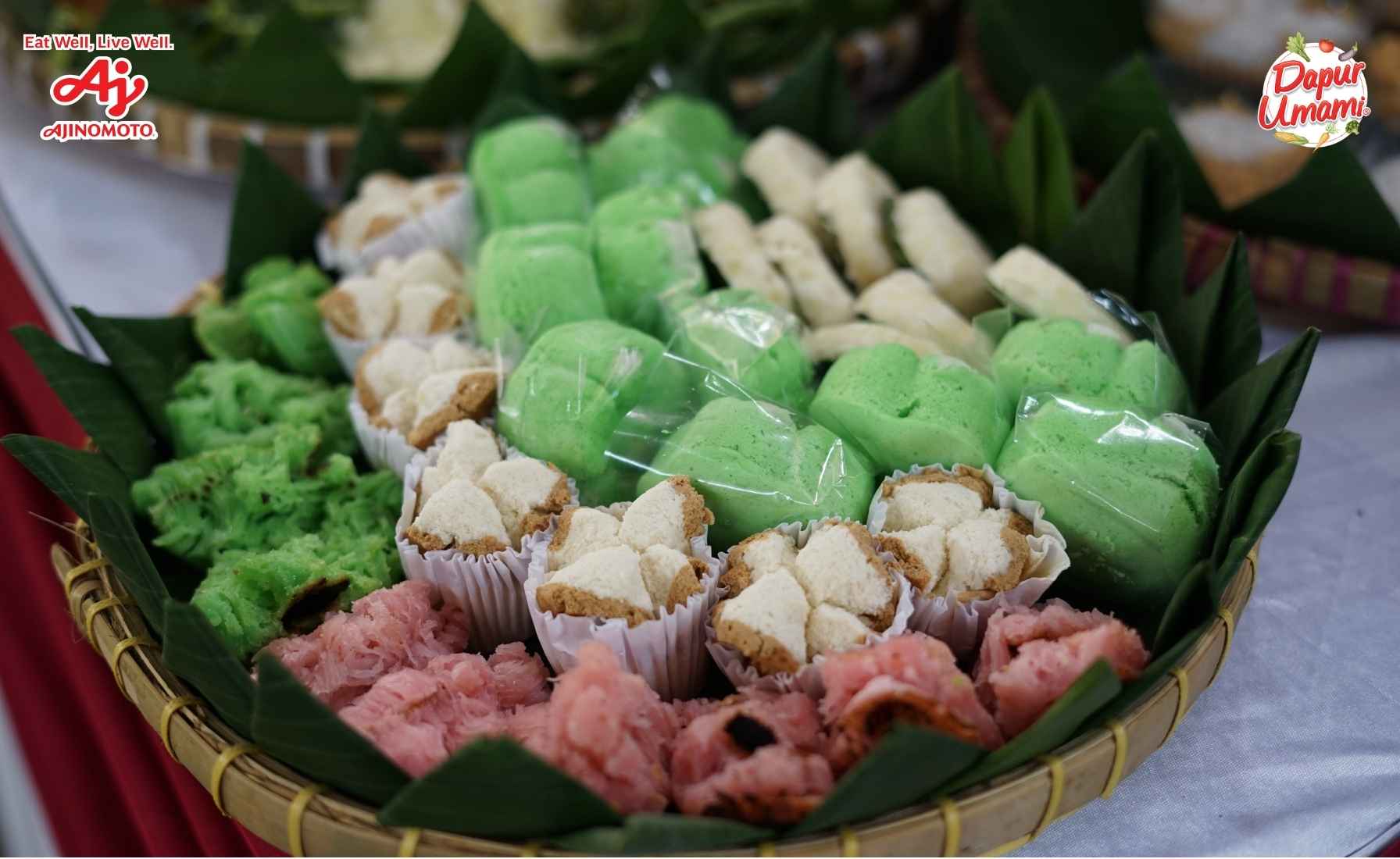 Aneka jajanan pasar manis khas Indonesia