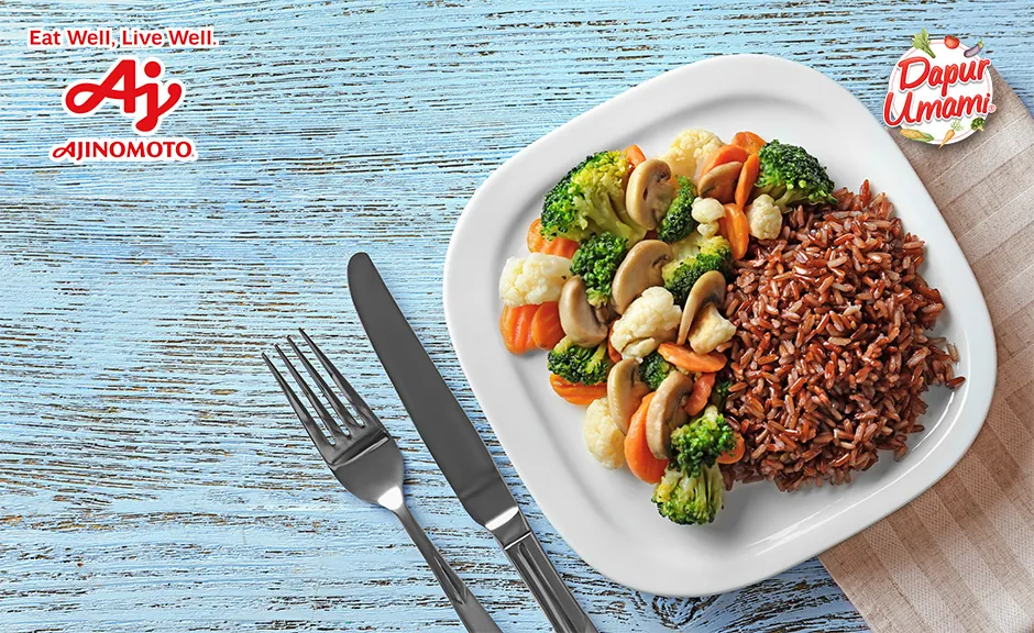 Nasi merah dengan sayuran dan protein lengkap