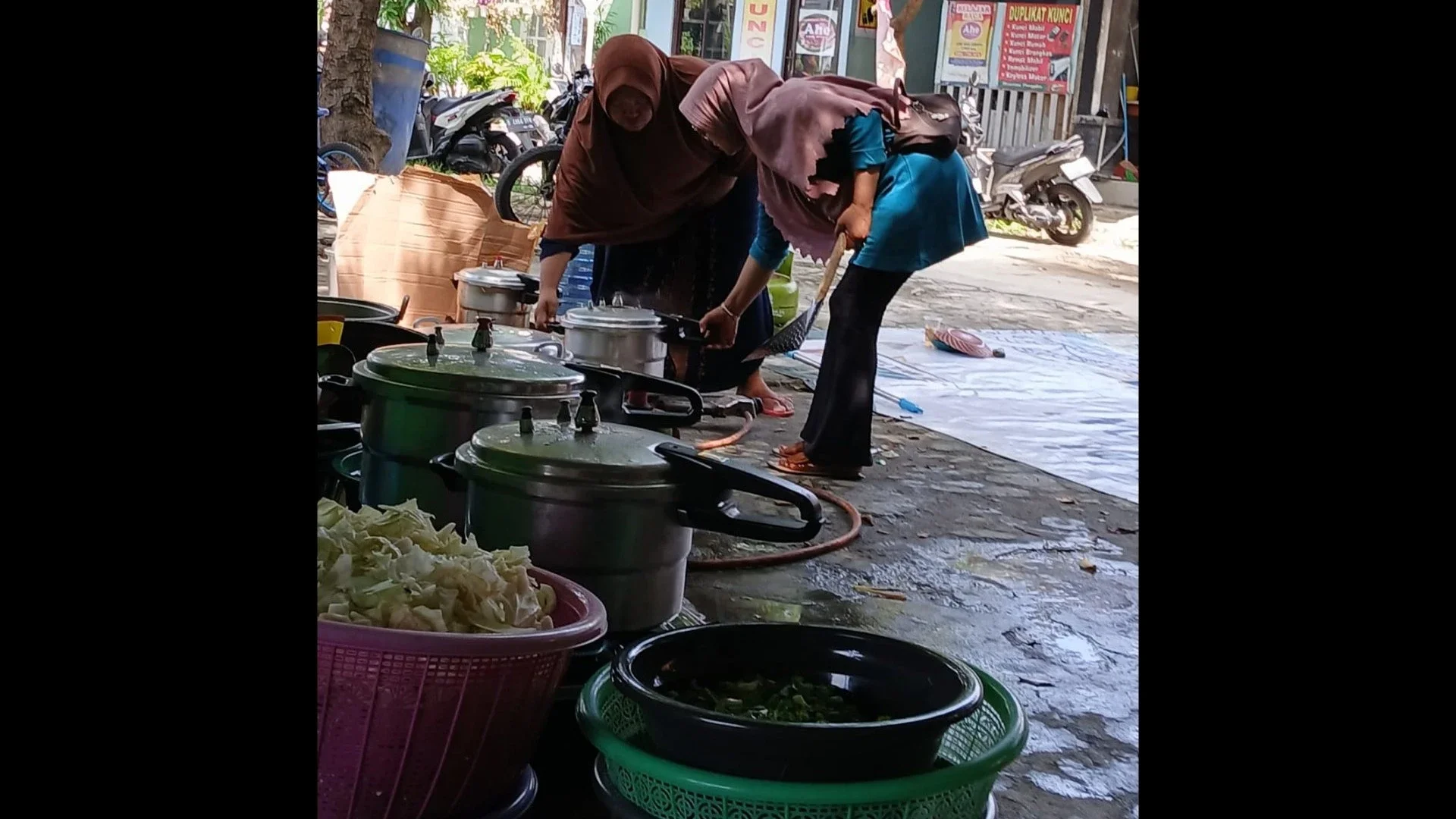 Ada kebersamaan antar warga saat idul adha #MaknaIdulAdha