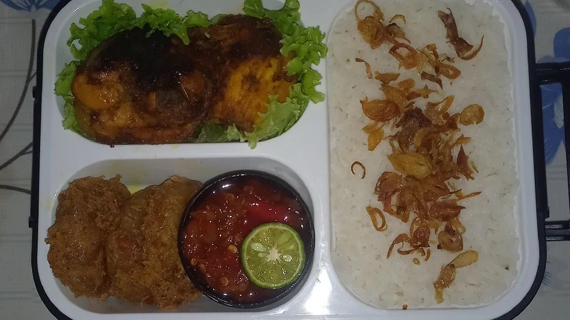 Bekal Ayam bakar sambal terasi dan perkedel