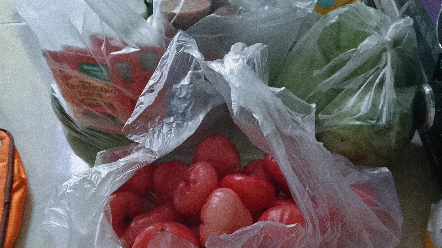 Beli buah-buahan untuk rujak