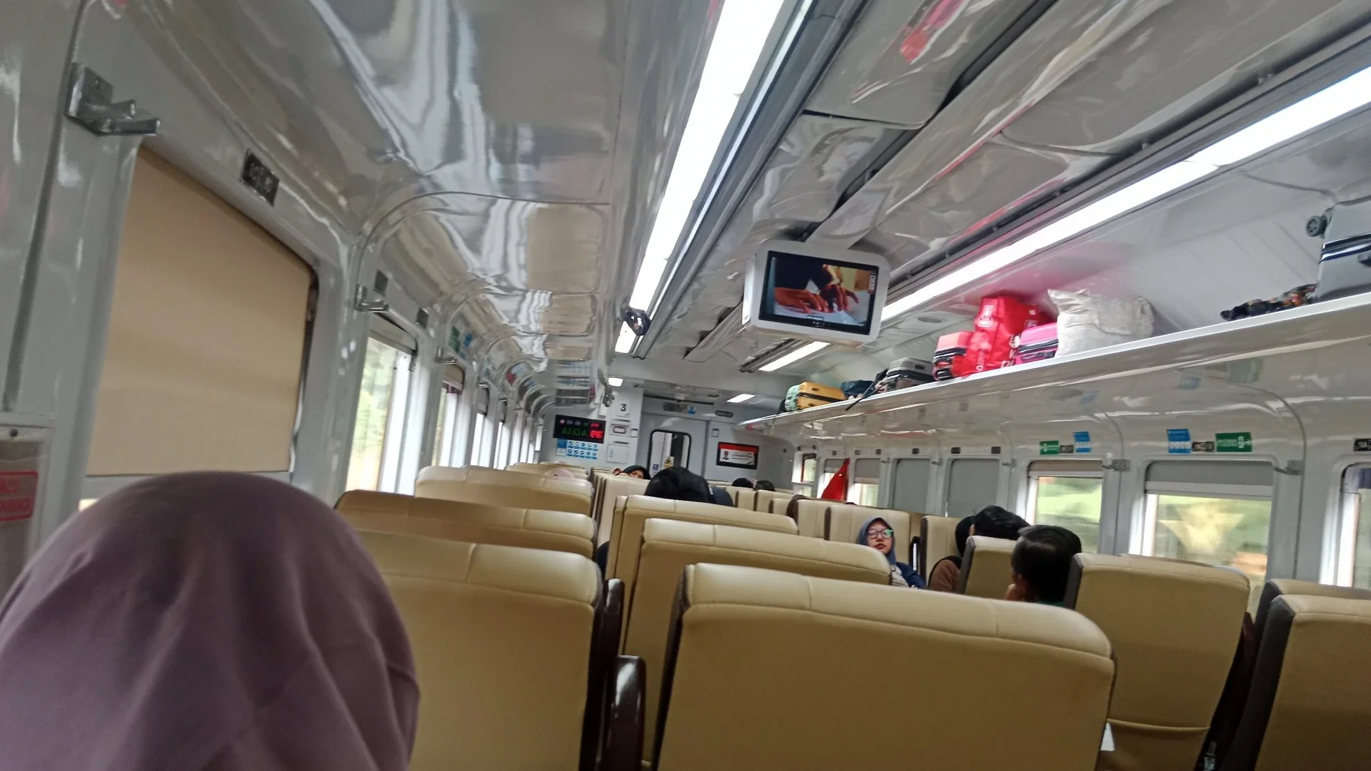 Berangkat ke Jakarta naik kereta
