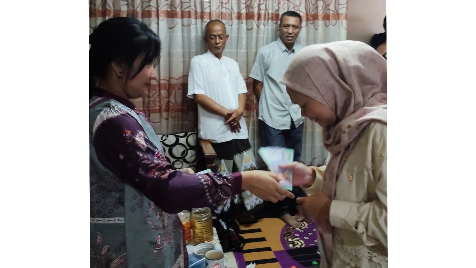 Berbagi rezeki THR bersama keluarga #CeritaMomenFitri