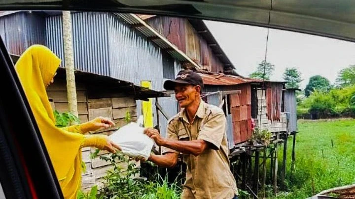 Berbagi Sedekah dengan Orang di Jalanan #CeritaInspiratif