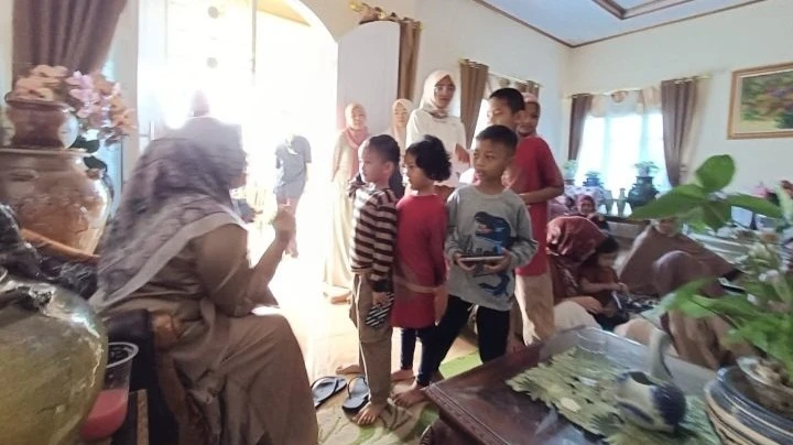 Berbagi THR untuk anak-anak #PotretHariRaya
