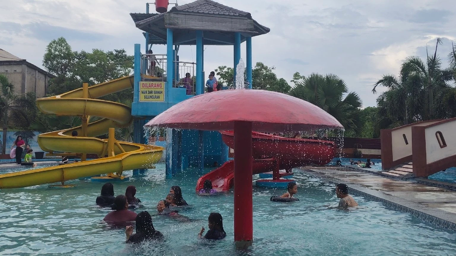 berenang di hari libur