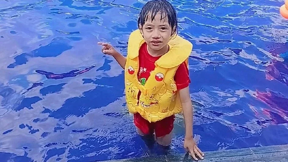 berenang mengisi waktu libur bersama si kecl