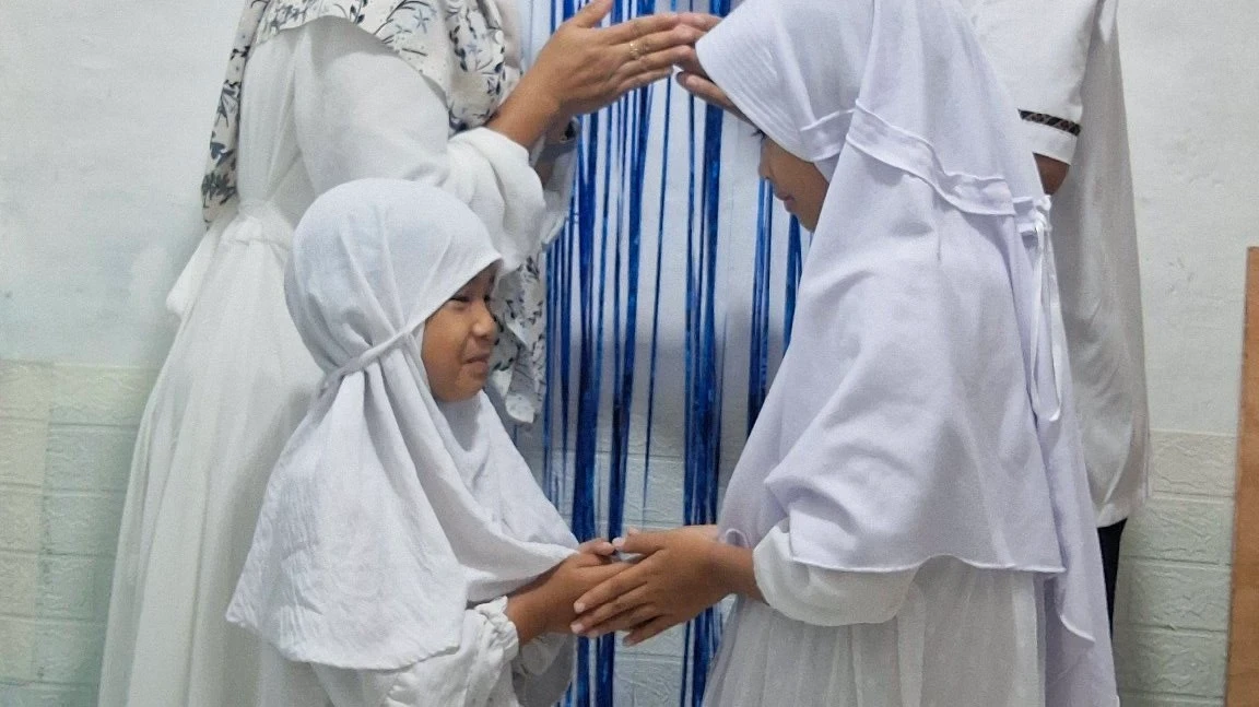 Berjabatan Tangan Bermaaf Maafan #MomenCeritaFitri