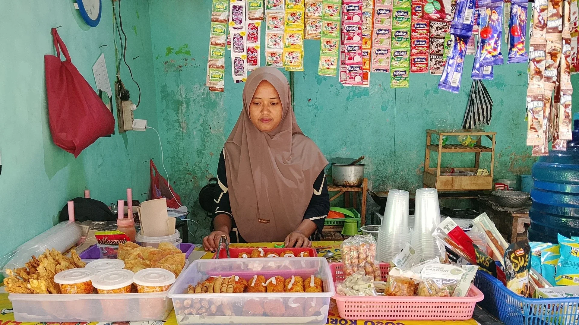 Berjualan dikantin sekolah