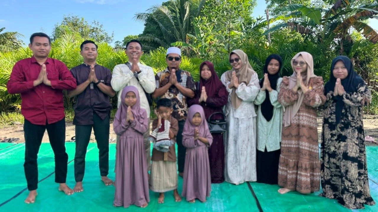 Berkumpul untuk sholat idul Fitri dan bersilaturahim #PotretHariRaya