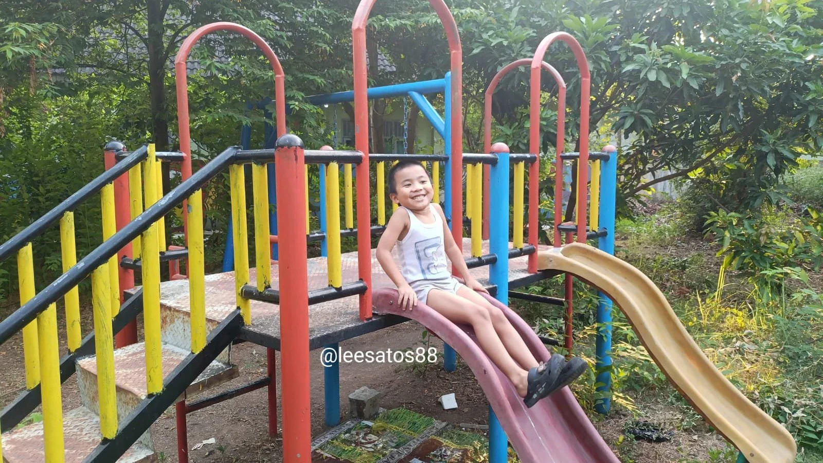 Bermain di Playground Taman