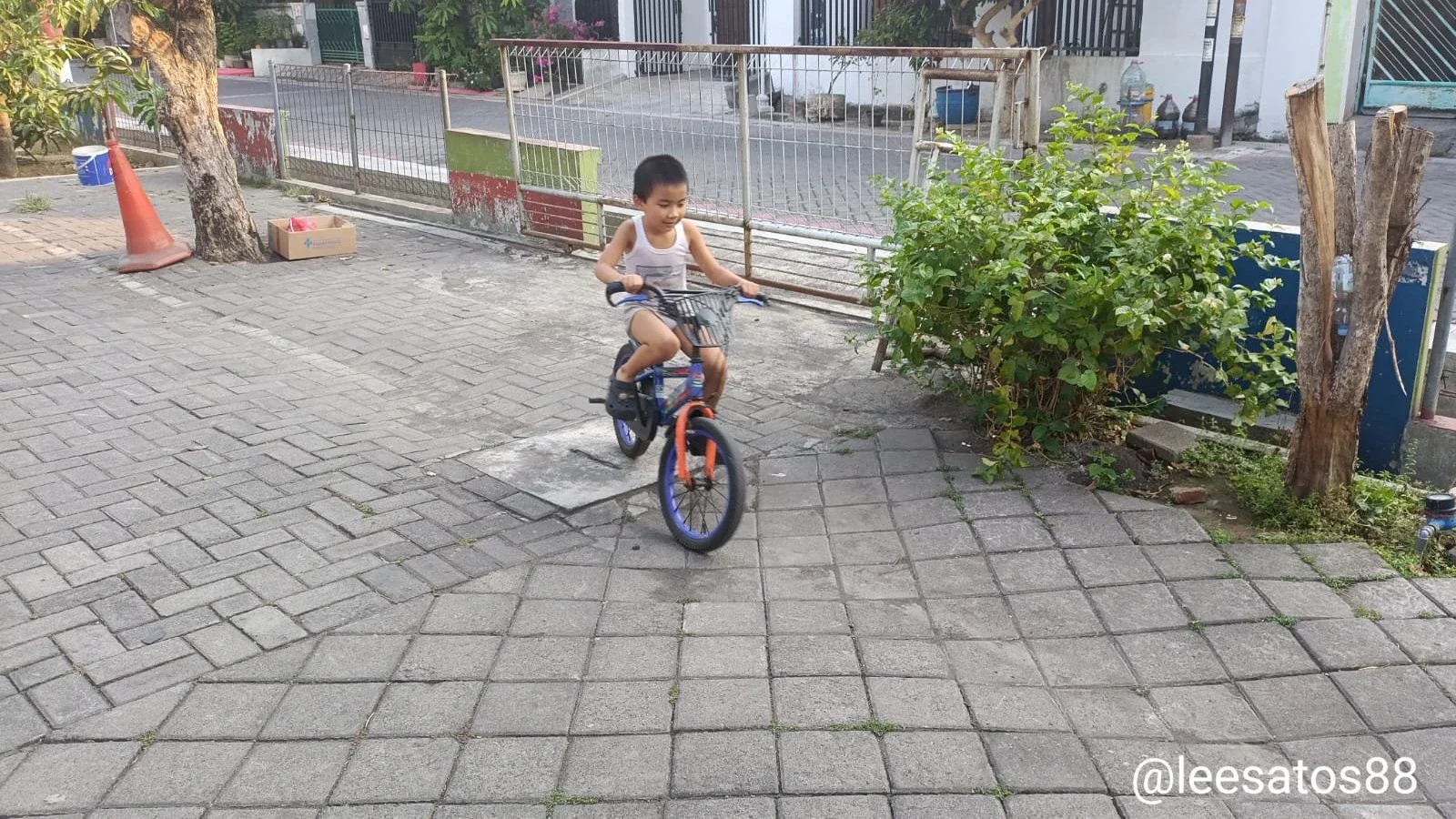 Bersepeda Keliling Kompleks