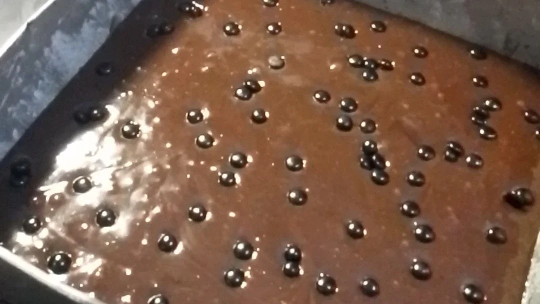 bikin base cake untuk yang sedang ultah hari ini.