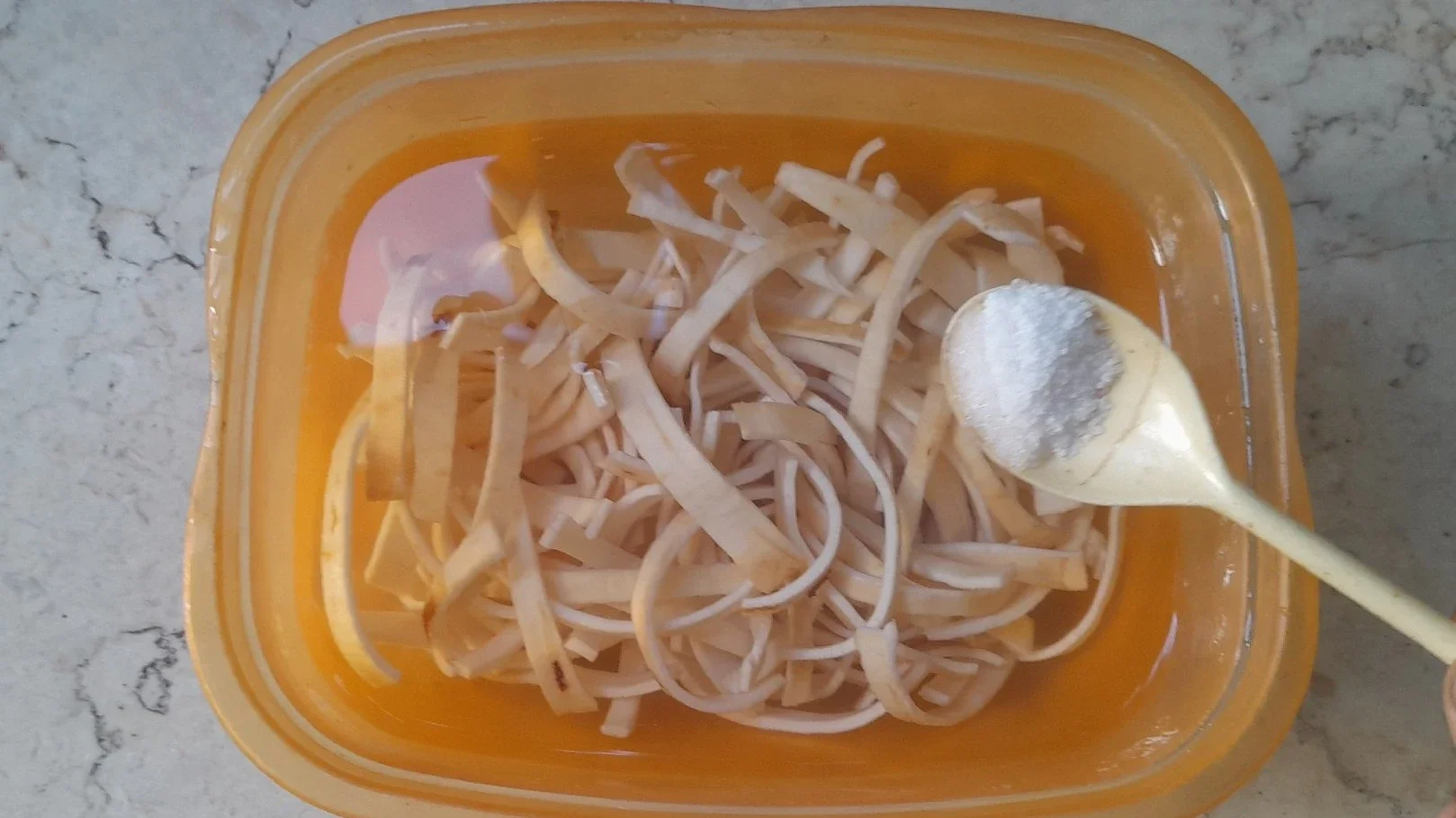 Cara Menghilangkan Rasa Pahit Kulit Singkong