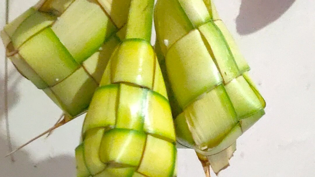 #CeritaMomentFitri berburu ketupat