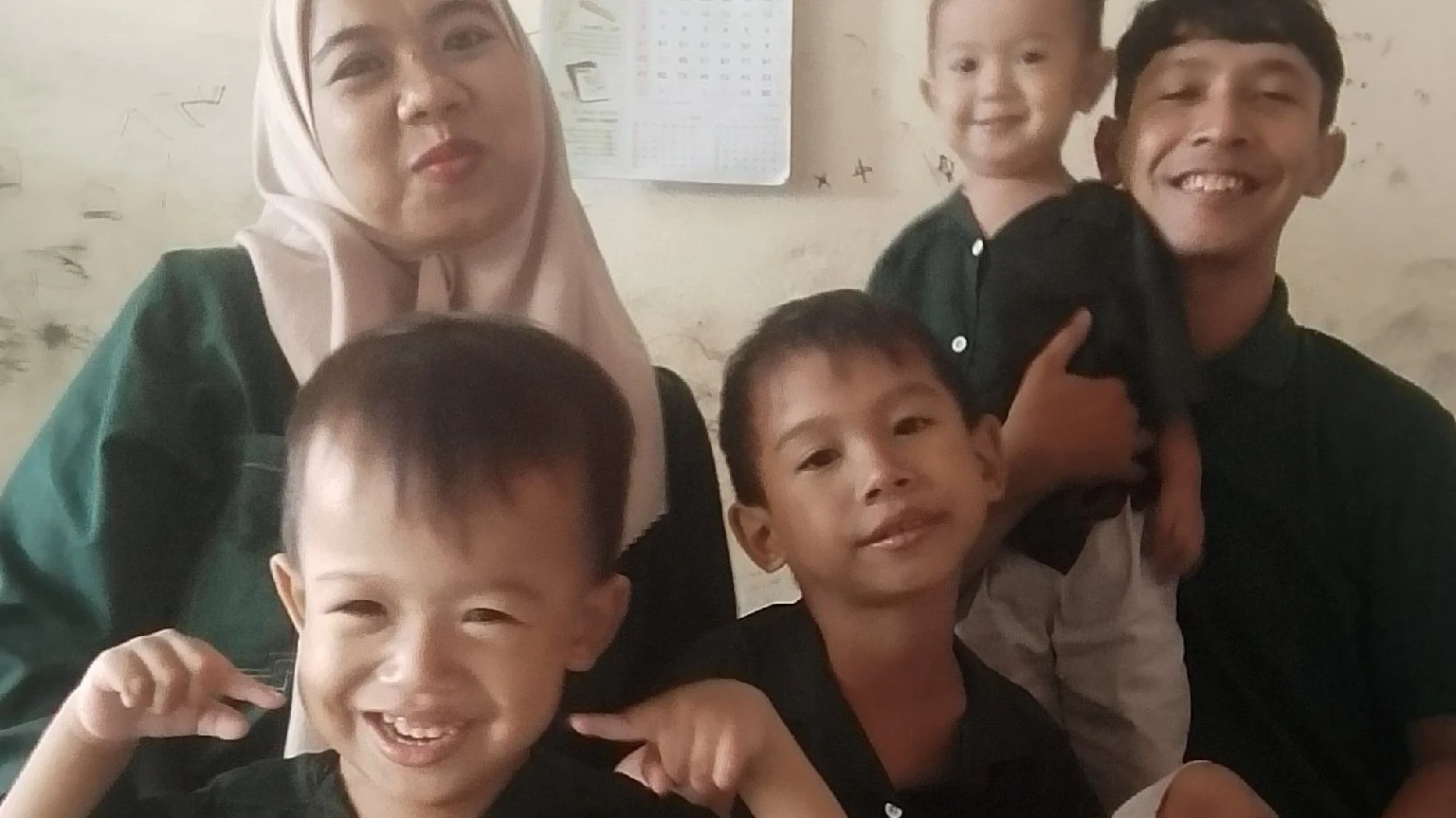 #CeritaMomentFitri Foto Keluarga dengan baju Couple