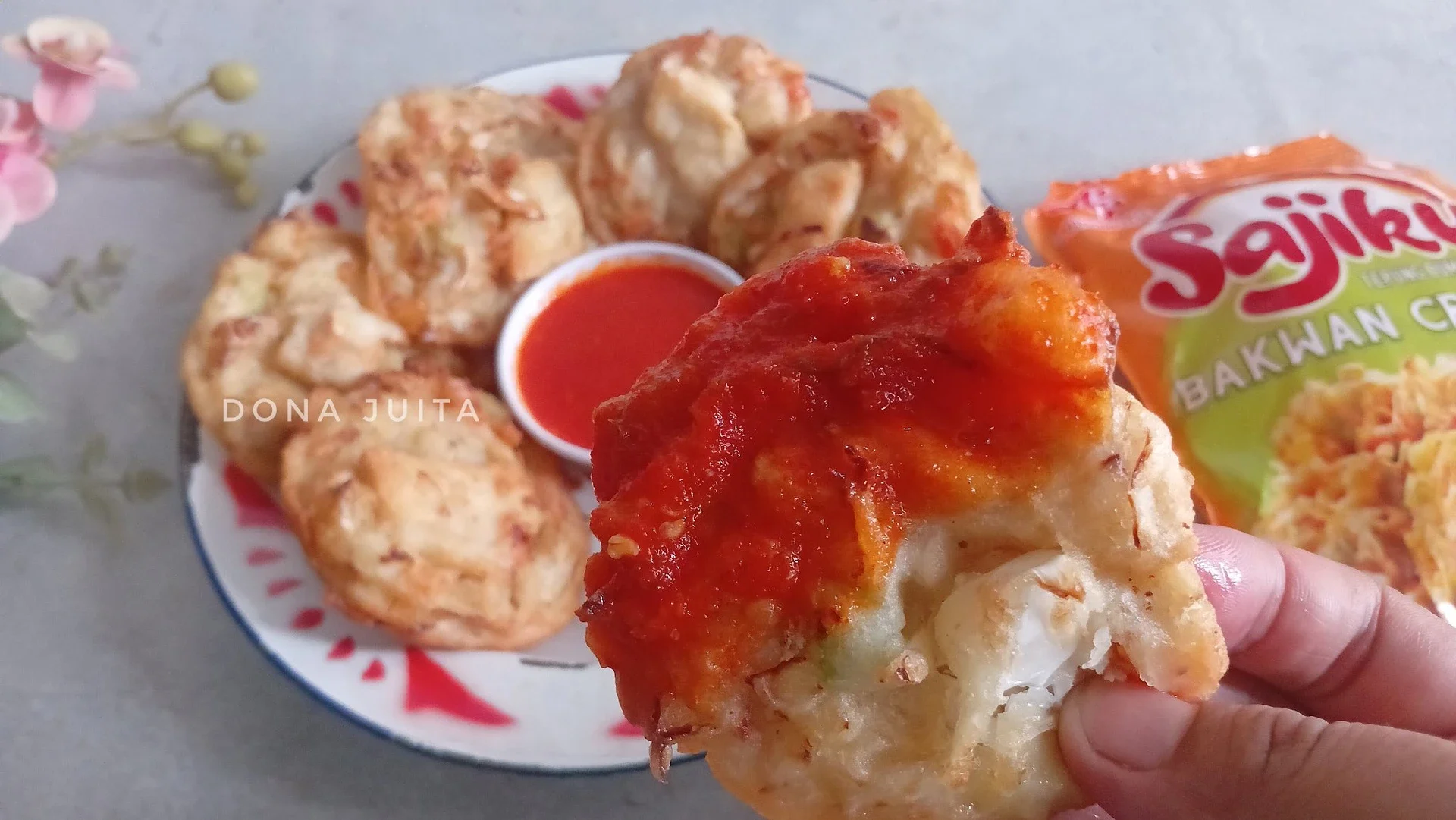 Enaknya Bakwan di Cocol Saus Sambal