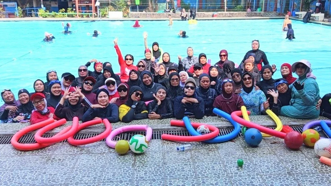 foto bersama di tepi kolam renang💦