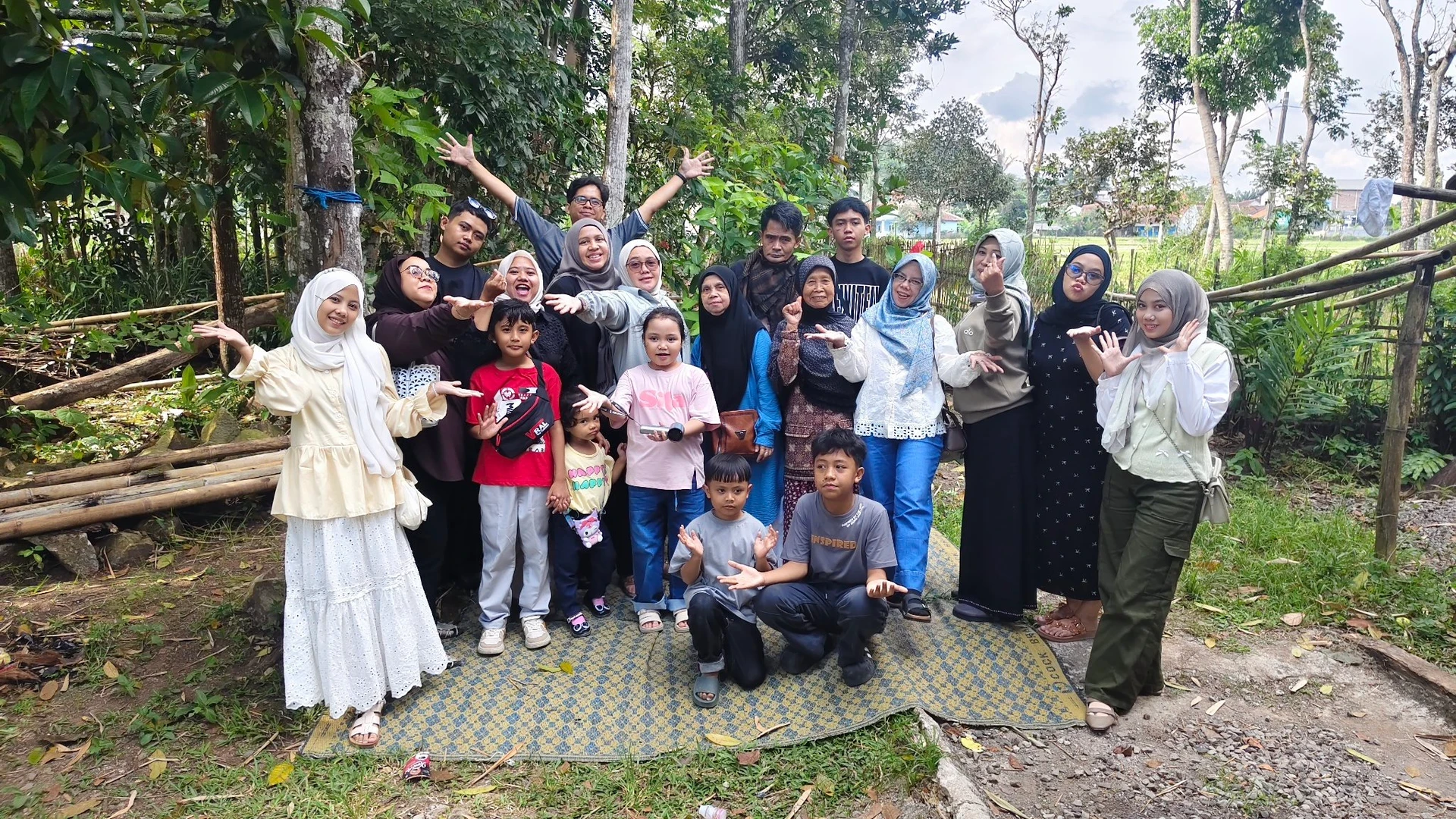 Foto Bersama Keluarga Di Kampung Halaman #CeritaMomenFitri