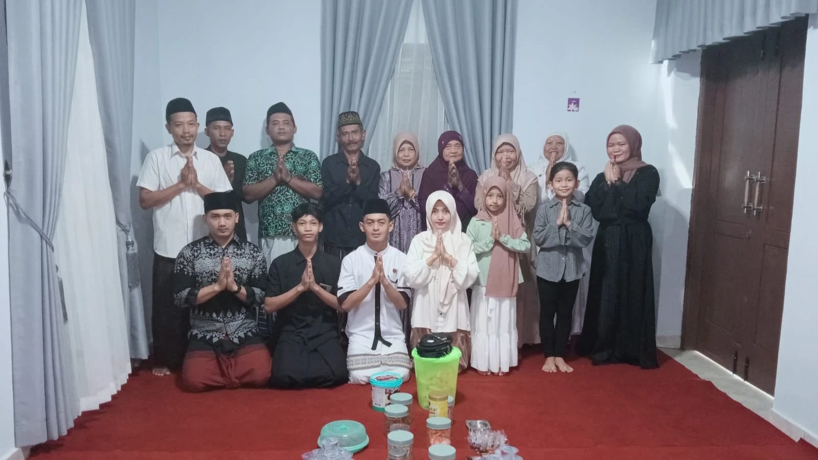 Foto Bersama Keluarga Saat Hari Raya.