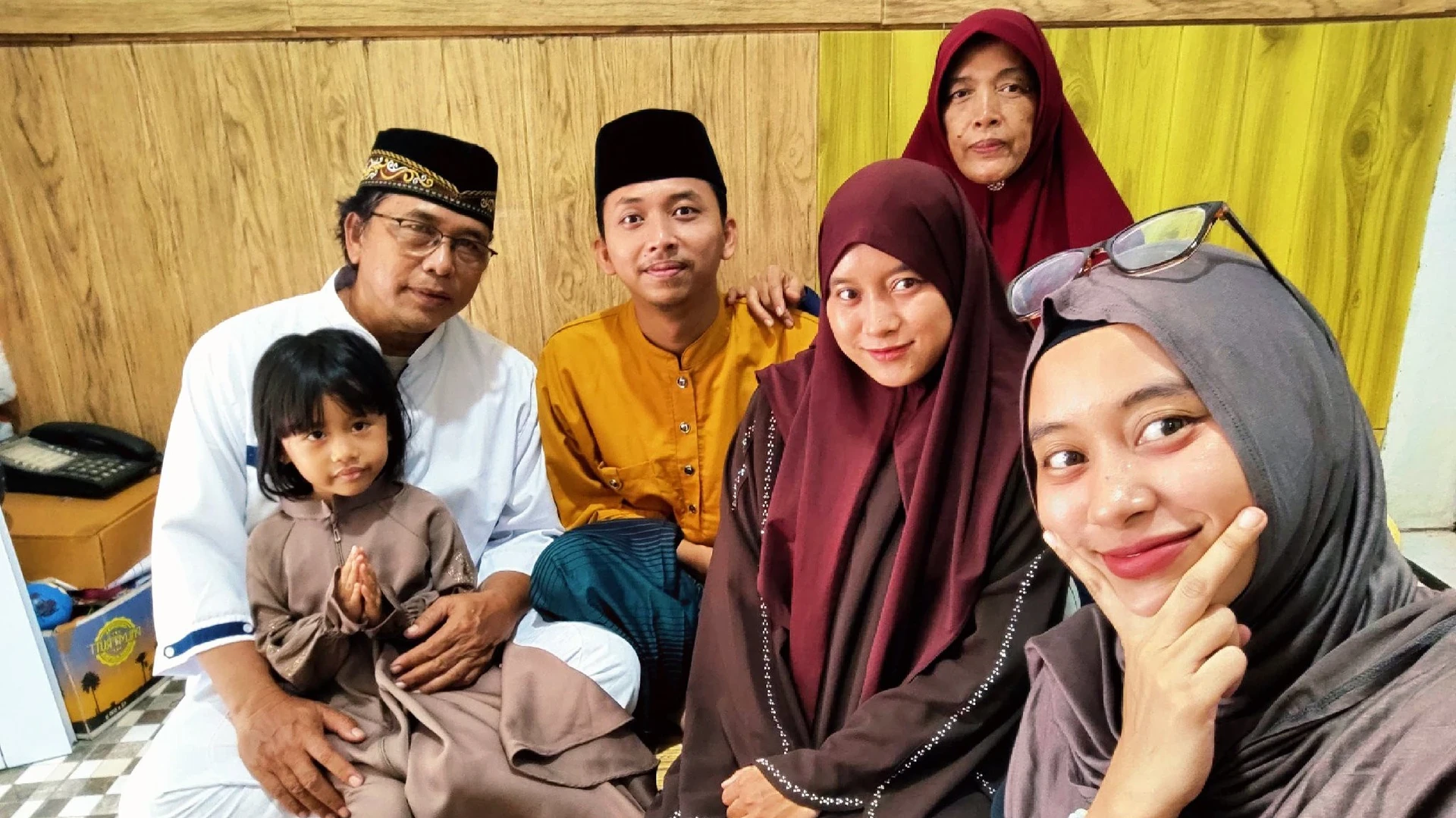 foto dulu sebelum halal bihalal  #ceritamomenfitri