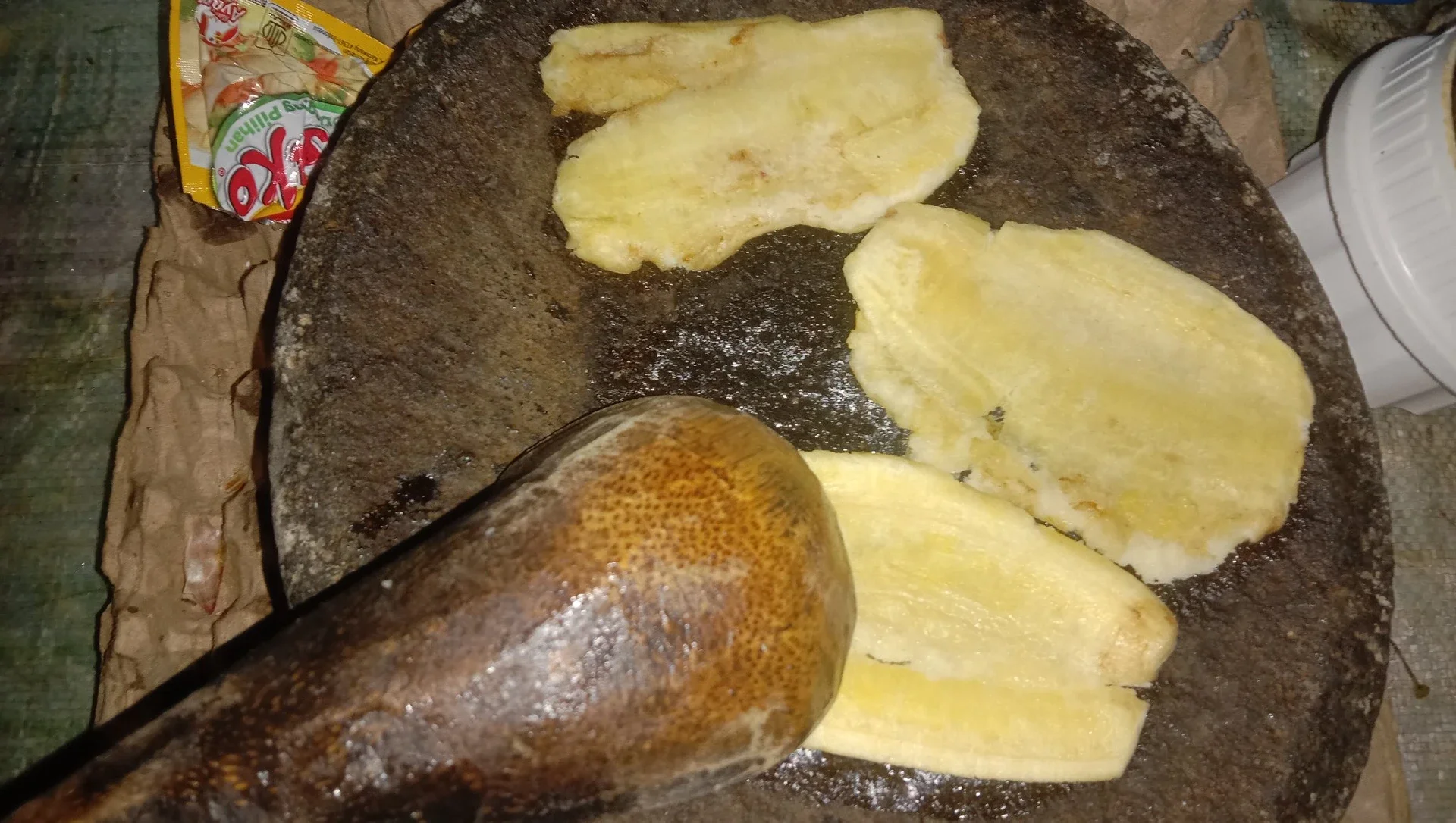 Geprek atau penyet dengan cobekan