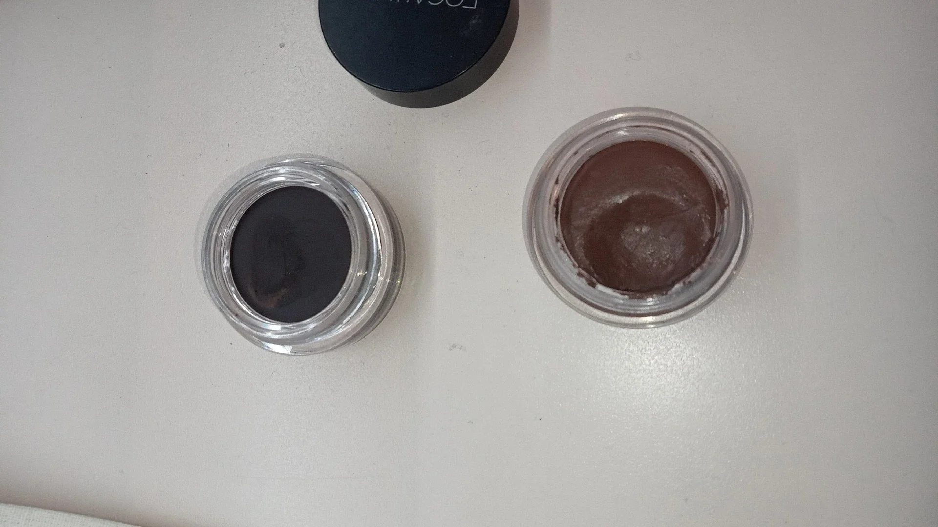 Hitam Atau cokelat?
