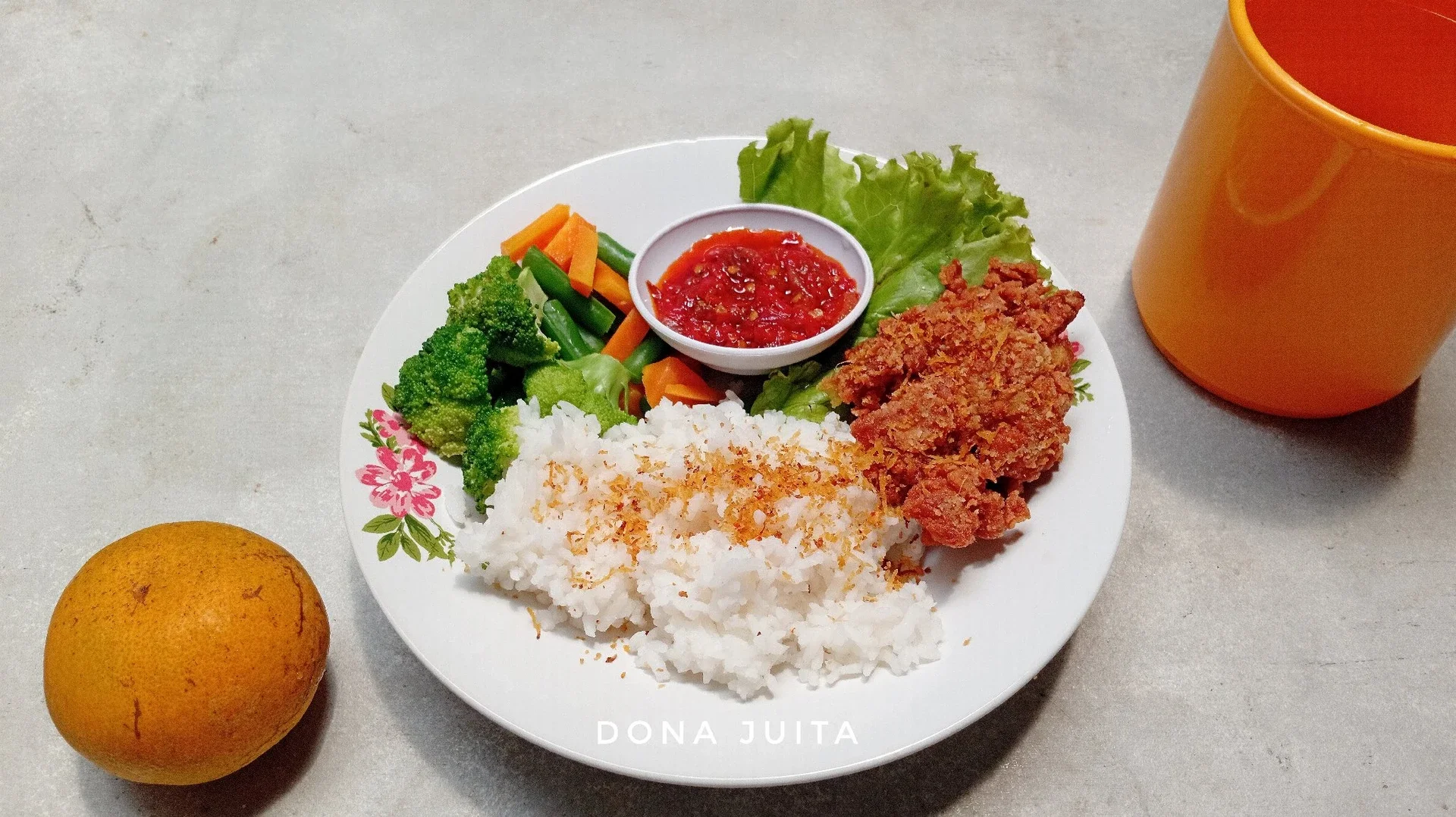 Makan Siangku Hari Ini, Seporsi Nasi dan Ayam Goreng Serundeng #IsiPiringmuHariIni