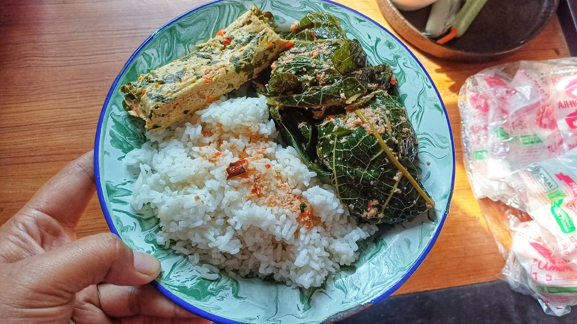 Isi Piringku Ada Nasi Putih,Buntil Daun Pepaya dan Pepes Tahu #IsiPiringmuHariIni apa Umamichi?