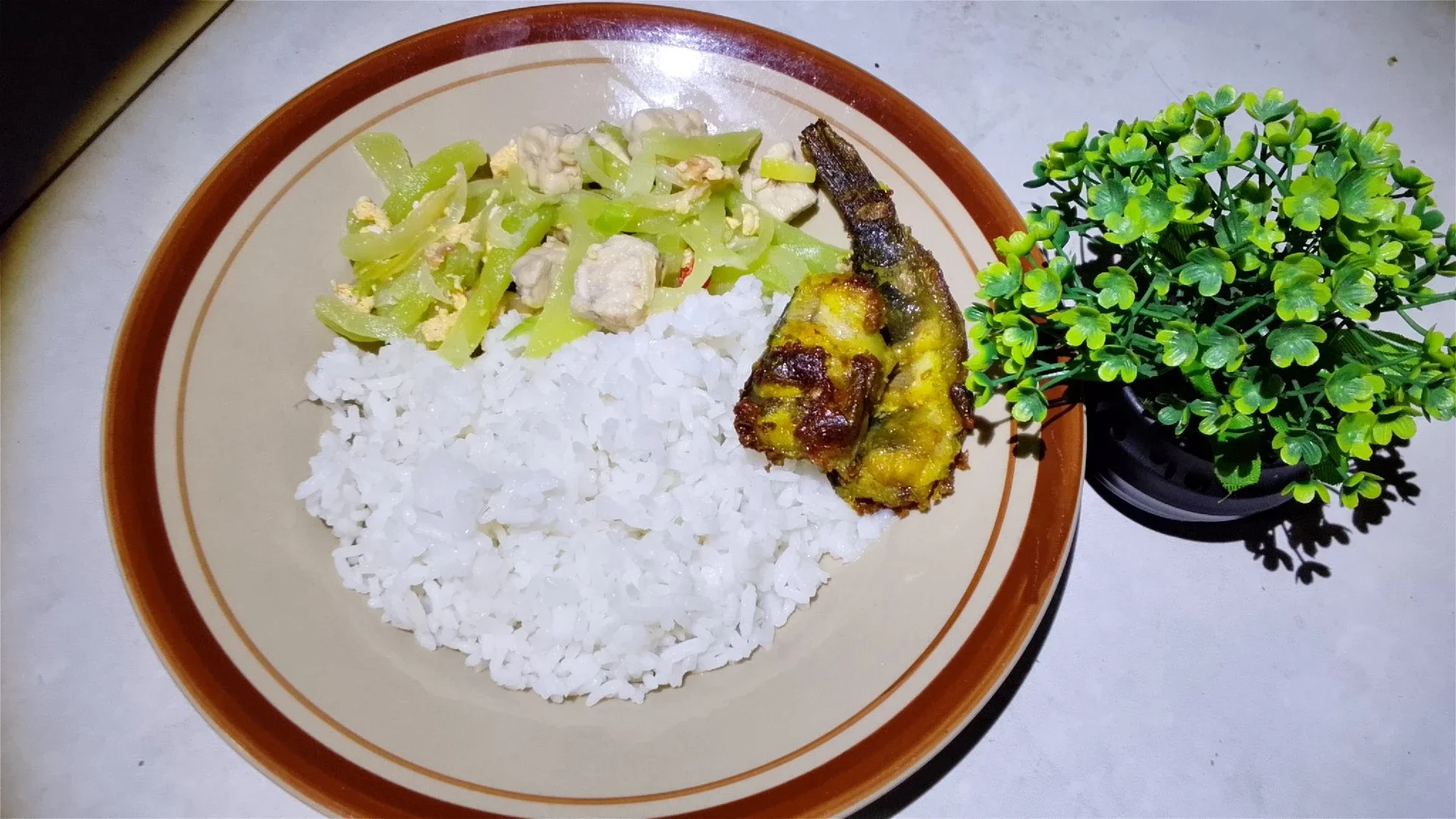 #IsiPiringmuHariIni tumis manisa dan lele goreng