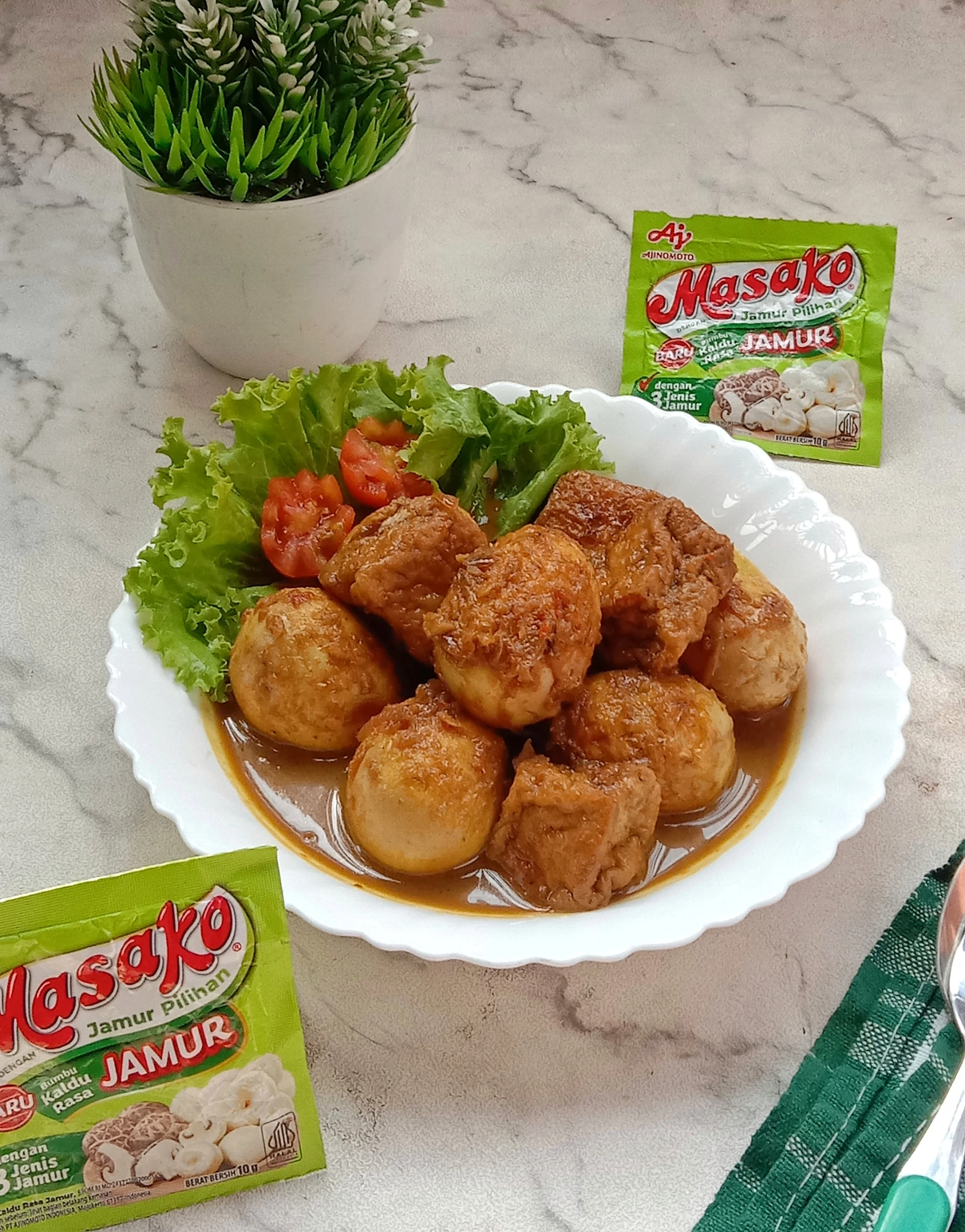 Agar bumbu gampang menempel di telur rebus