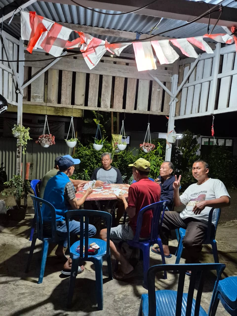 Bermain kartu bersama tetangga #CeritaHariIni