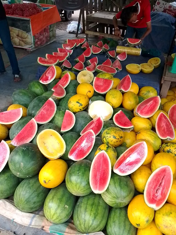 Buah semangka kuning dan merah untuk berbuka puasa nanti