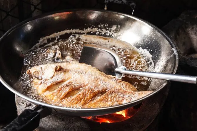 Cara goreng ikan yang benar agar tidak lengket