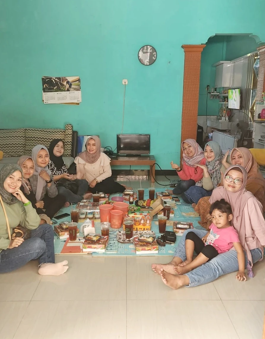 #CeritaHariIni 🌸 “Hangatnya Ruang Tamu Bu Dewi” 🌸