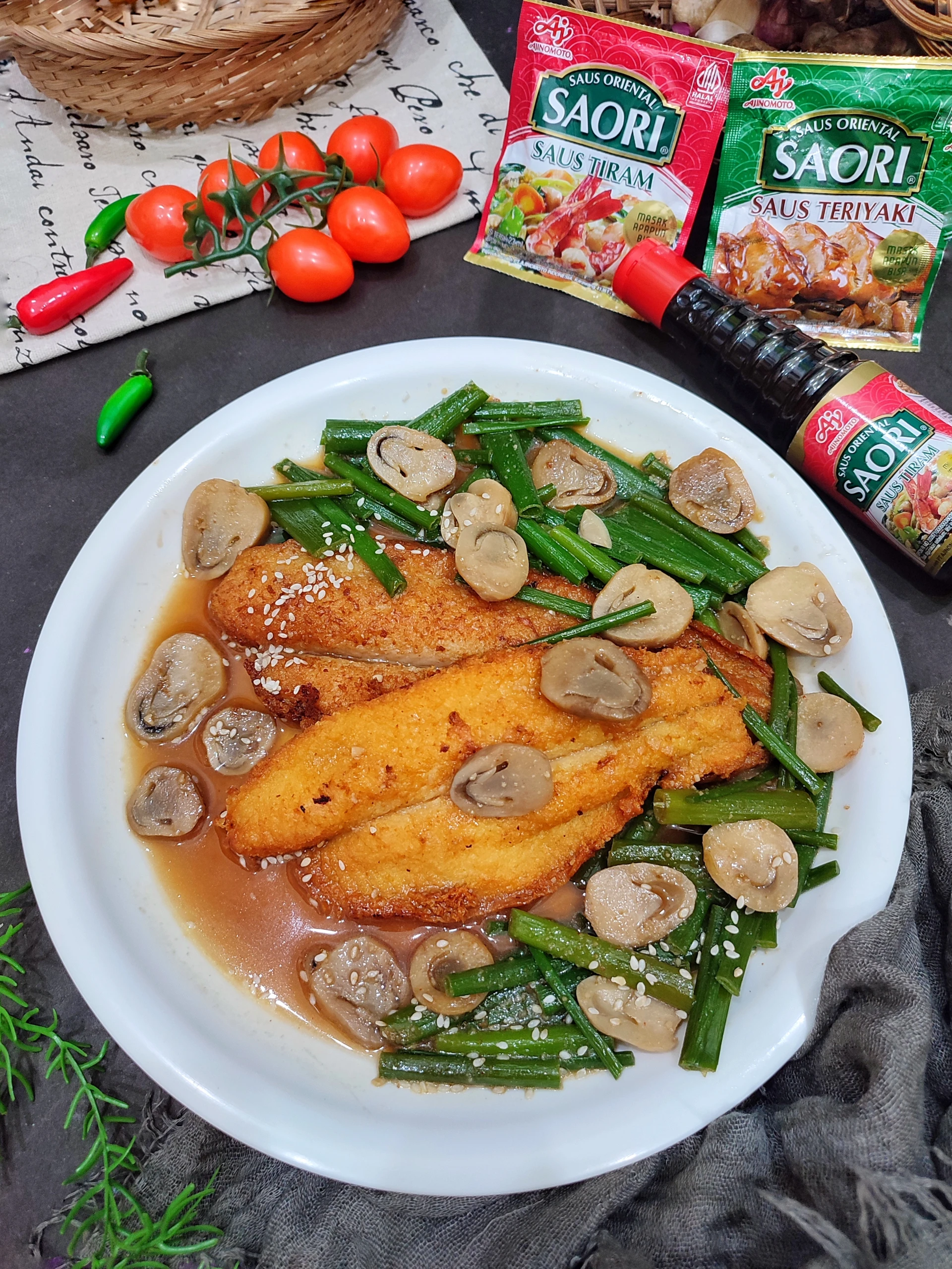 Eksplorasi rasa Pake 2 SAORI Saus Tiram dan Saus Teriyaki Pada menu BARU STEAK DORI BUNGA BAWANG
