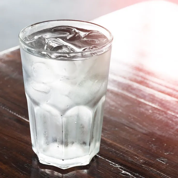 Hindari minum es setelah makan
