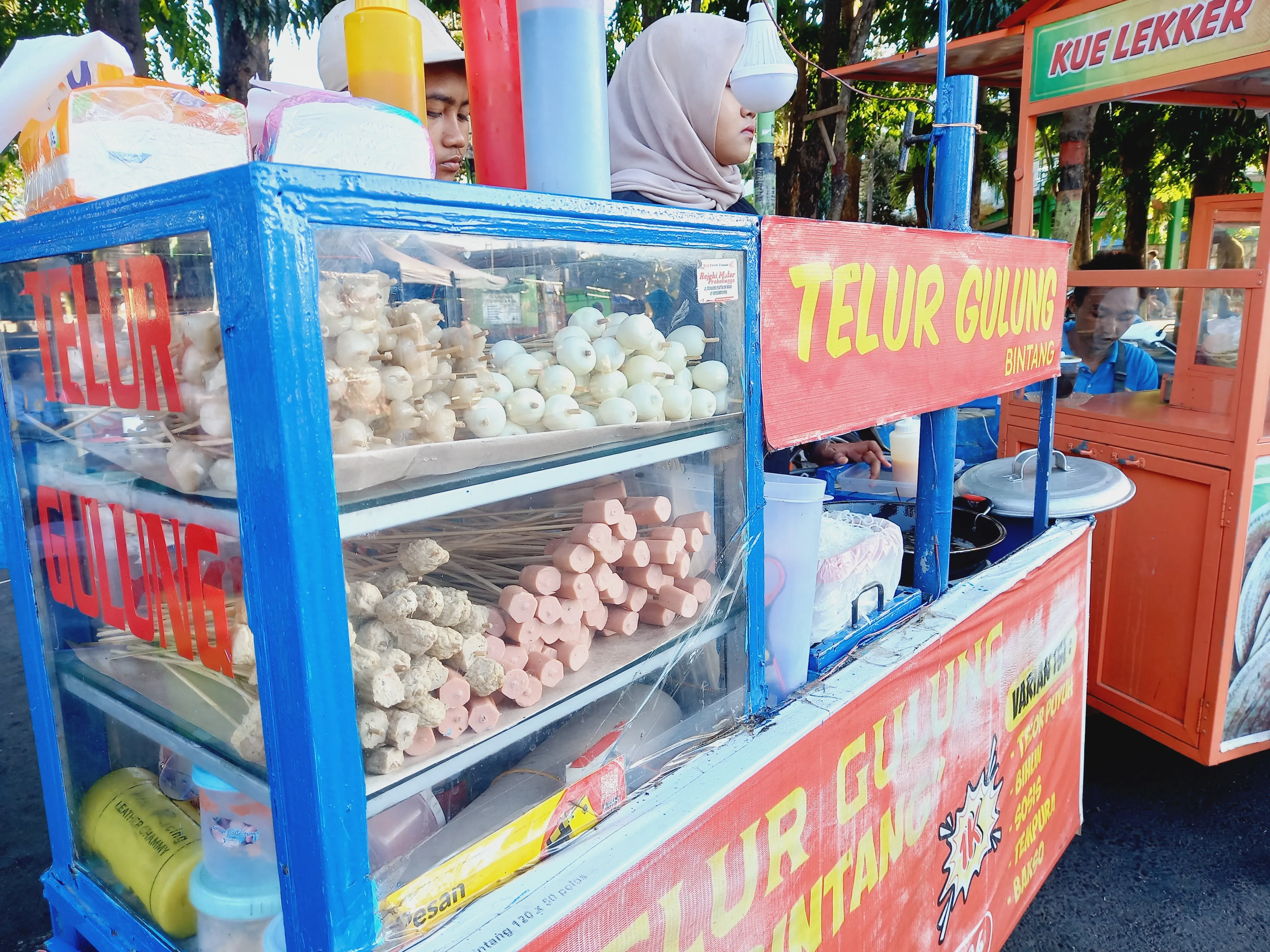 Jajan di alun2 kota