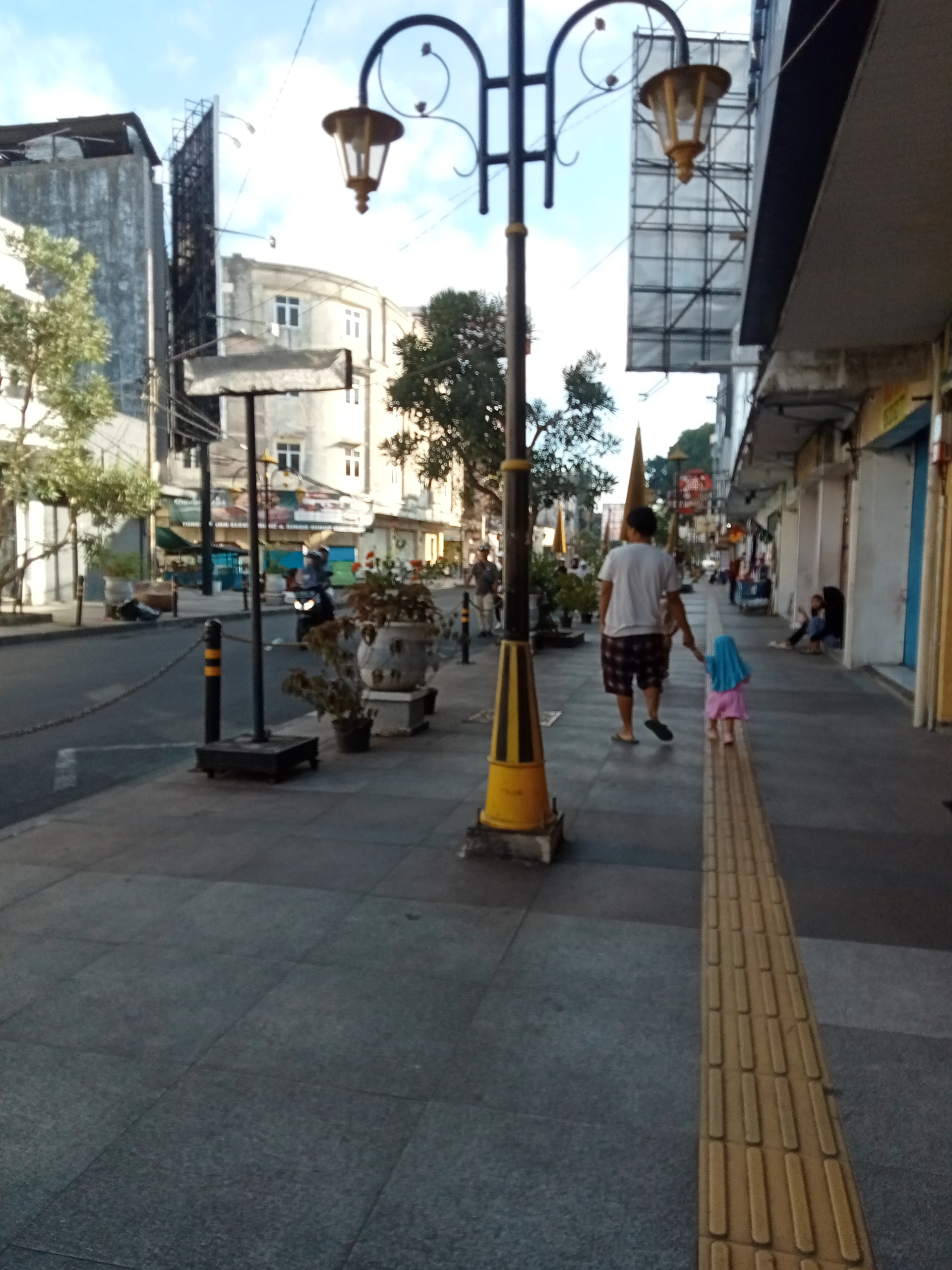 Jalan jalan di pagi hari