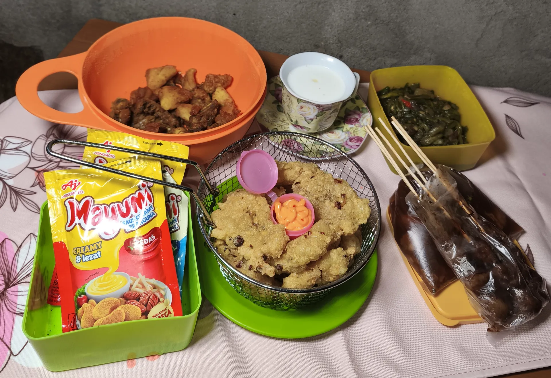 Kehangatan Di Meja Makan Menjelang Berbuka Puasa