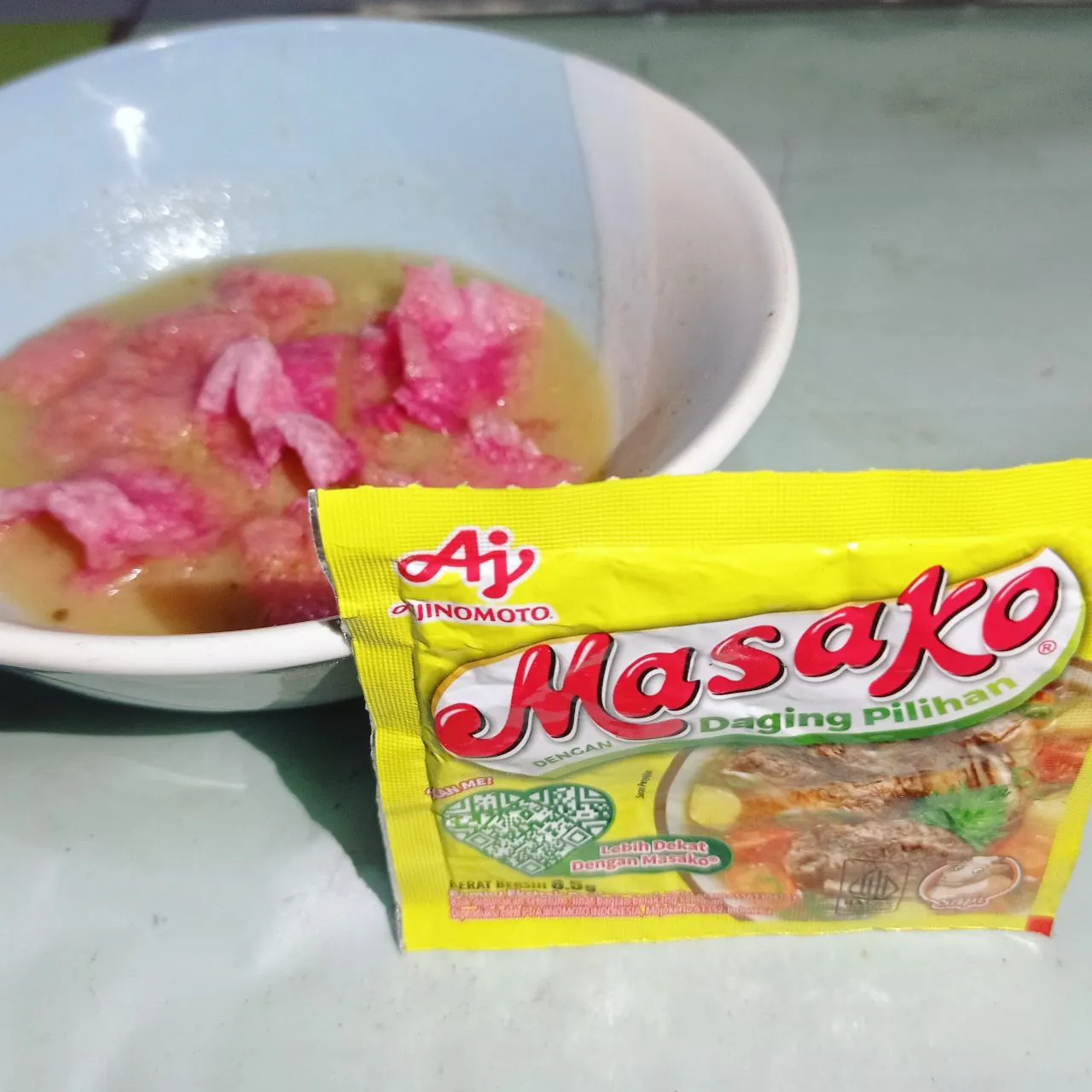 Kerupuk merah jambu kuah kaldu