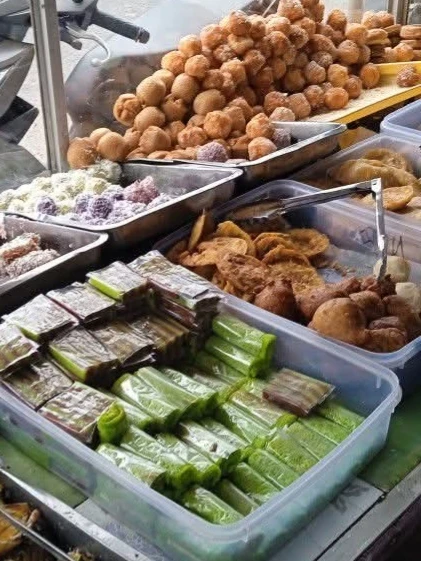 Lapak kue di sore hari