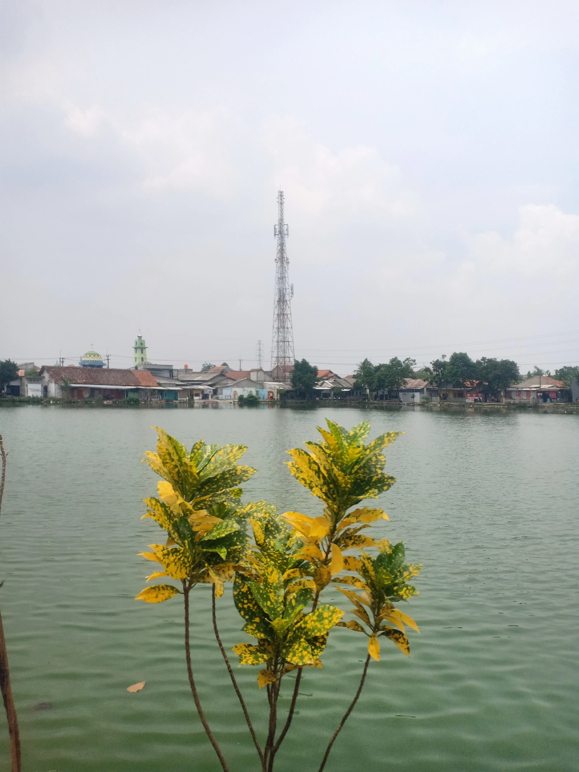 Lewati Setu Antar Anak Ke Sekolah