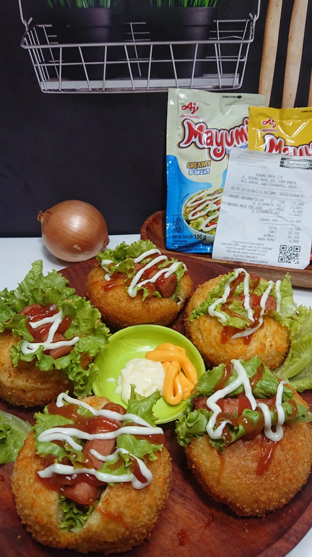 Makan donat versi gurih