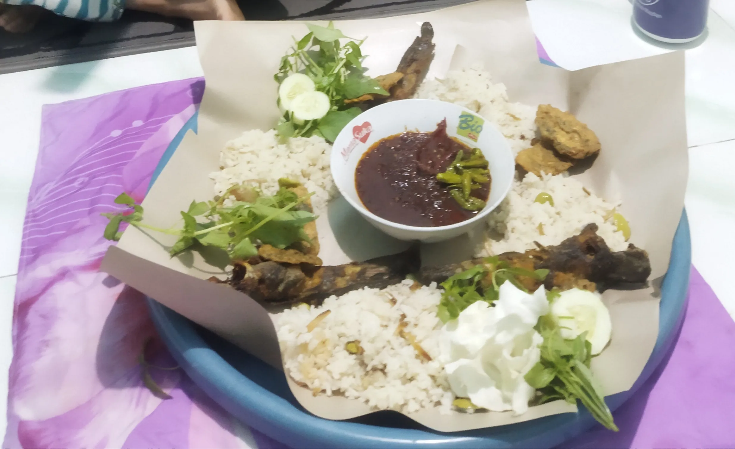 Makan Nasi Liwet Pakai Nampan