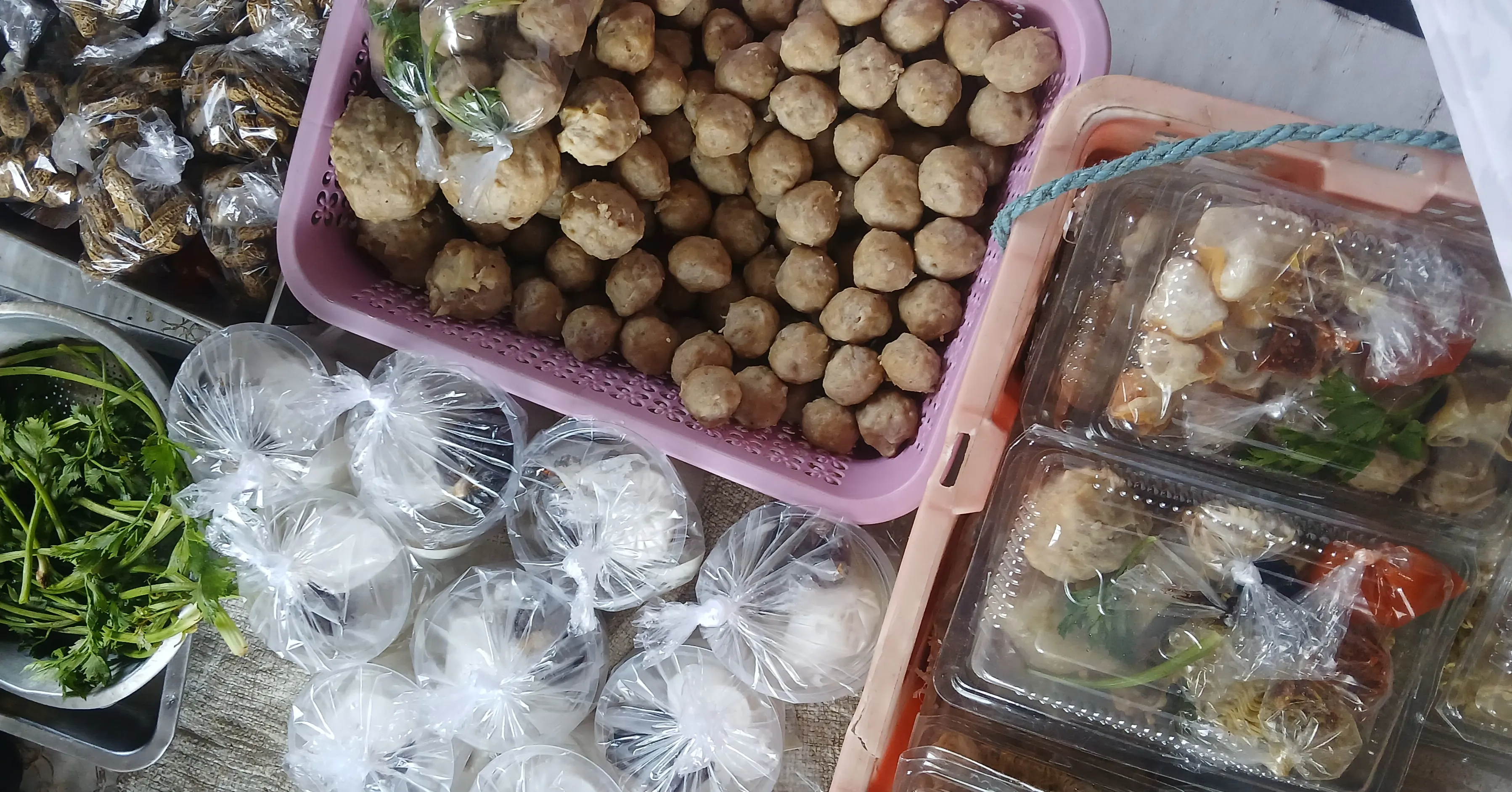Membuat Takjil untuk Jualan Keliling