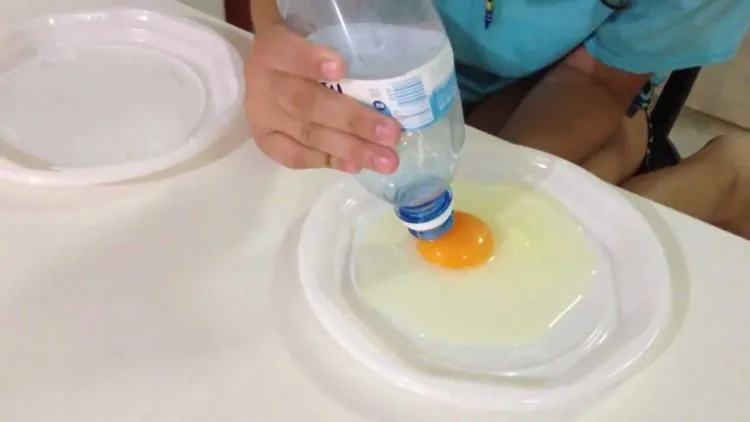 Memisahkan putih telur dan kuning telur