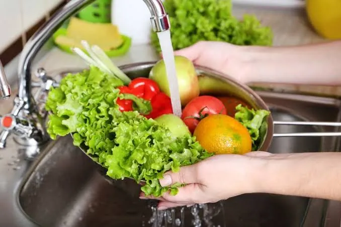 Mencuci buah dan sayur