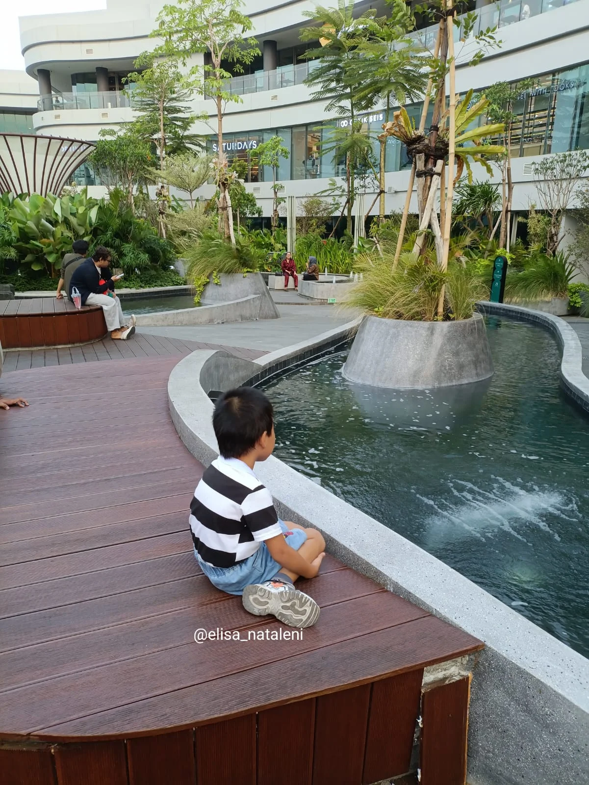 Menikmati Keindahan Taman Mall